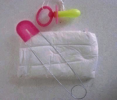 baby-diaper-pin-&-dummy-set-pink